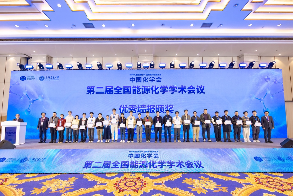 图片包含 室内, 游戏机, 大
AI 生成的内容可能不正确。