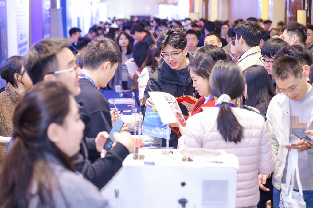 一群人正在听演讲
AI 生成的内容可能不正确。